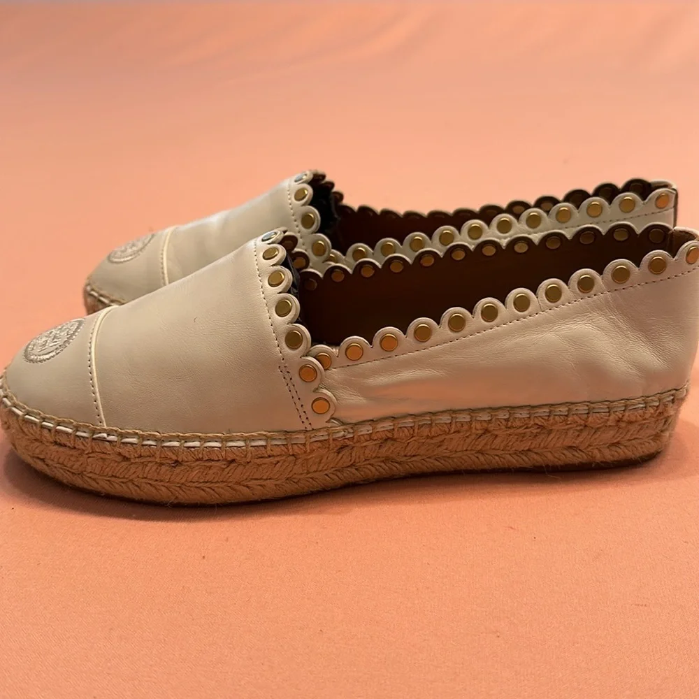 New Tory Burch Leather,Gold Embellish Ivory Shoe. Size 8.5.